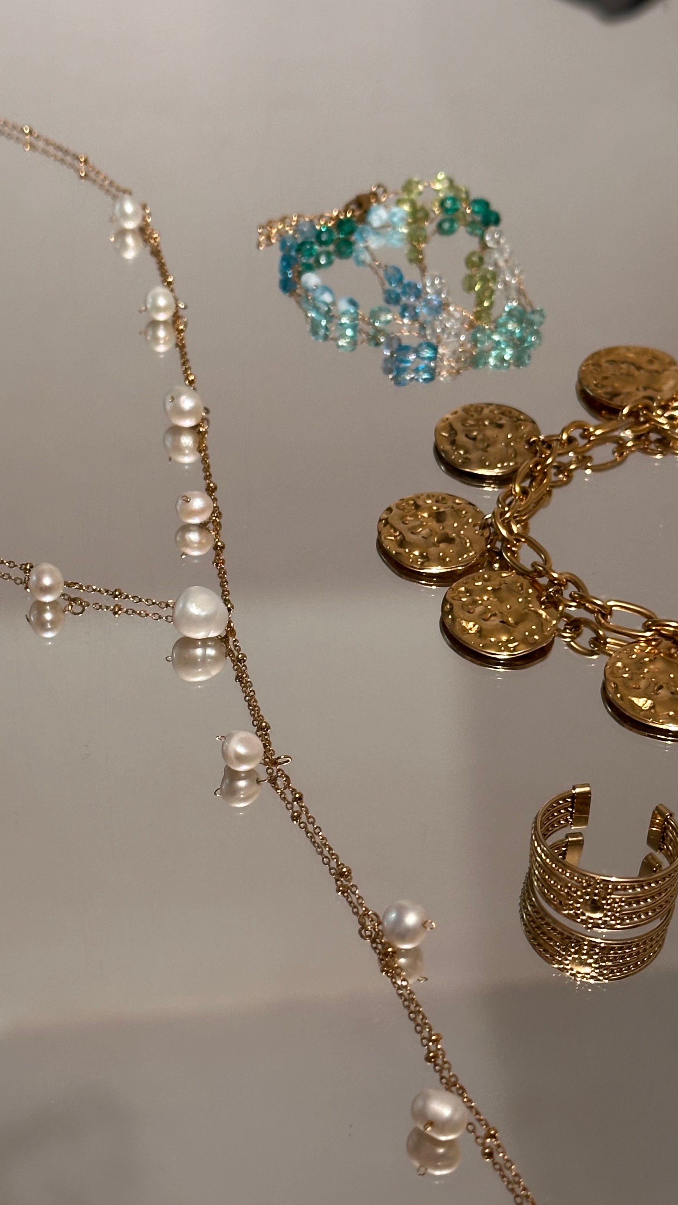 bijoux disposés sur un mirroir